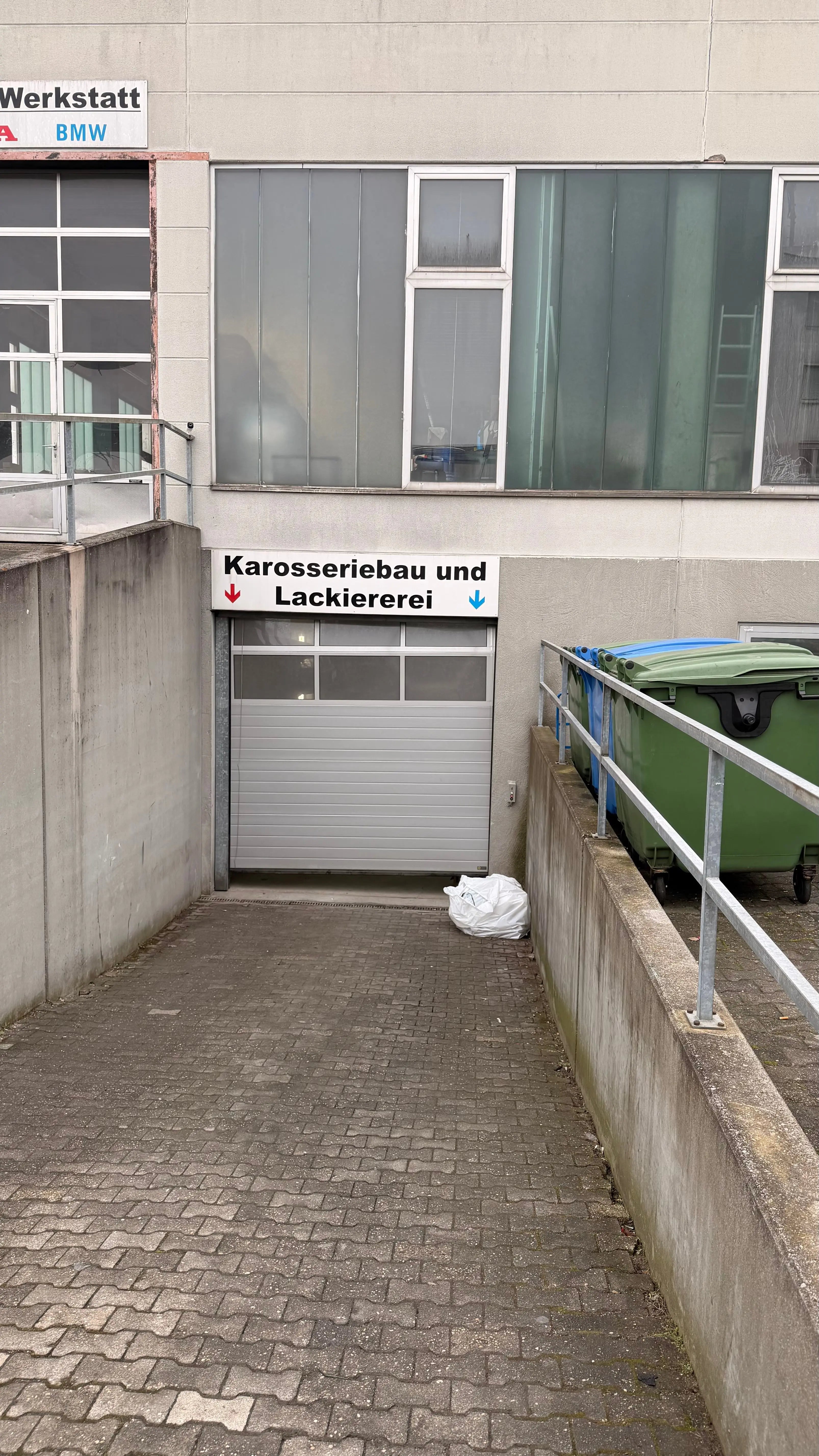 Schief hängendes Sektionaltor mit sichtbarem Drahtseil an der Seitenführung – Hinweis auf Seilriss, abgesprungenes Seil oder ausgelöste Seilbruchsicherung