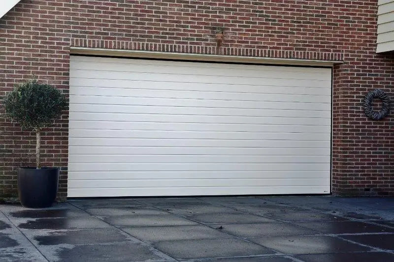 Garagentor Woodgrain Plancha in RAL 9016 – Holzstruktur in klassischem Weiß