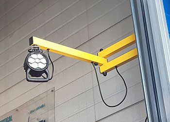 Brite Lite DS24 LED-Verladeleuchte mit verstärkter Wandhalterung, Sicherheitsstoßfänger und flexibler Ausrichtung für Ladebereiche